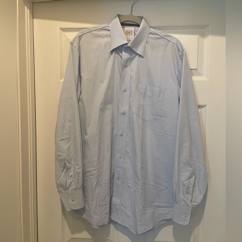 Tommy Bahama blue long sleeve dress shirt 100% Cotton. Nice detailing.